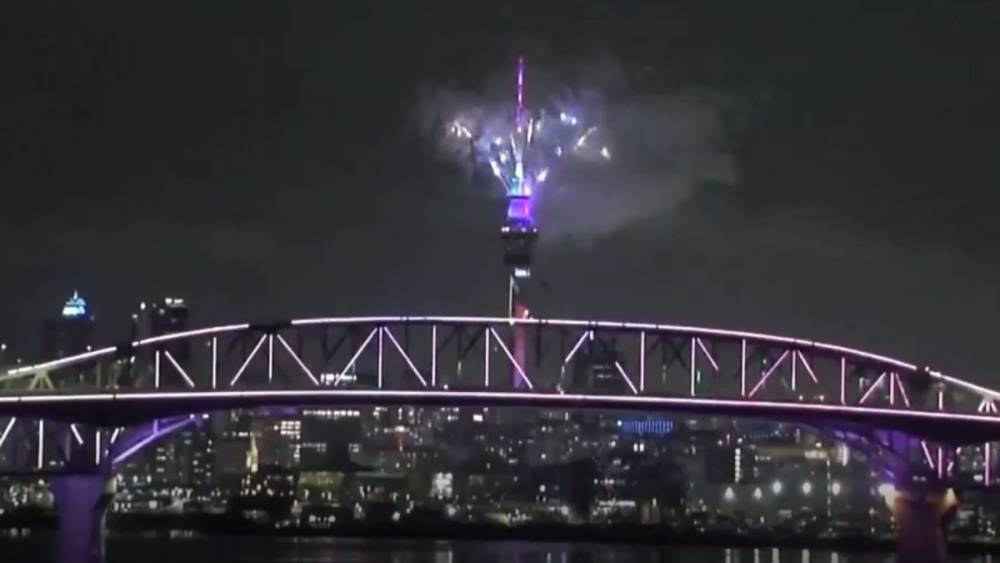 Yeni yılı ilk karşılayan &uuml;lke Kiribati oldu  - Videolu Haber