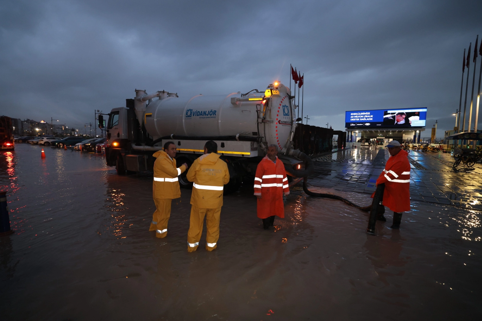 İzmir&rsquo;de deniz seviyesi hareketliliğine anlık m&uuml;dahale