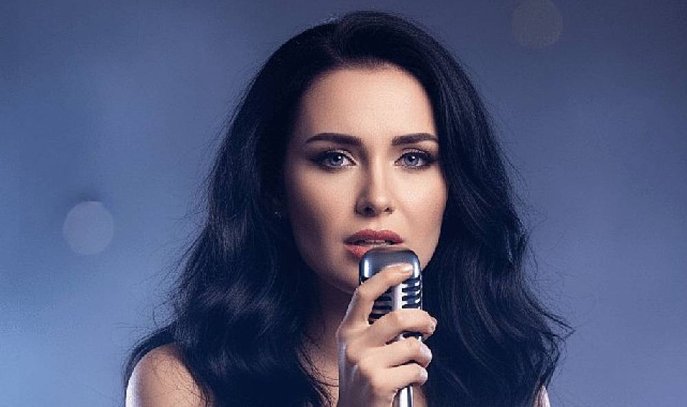 Türkiye'nin İlk Yapay Zeka Şarkıcısı AYmeRA'dan İlk Albüm: 'AYmeRA' Yayında