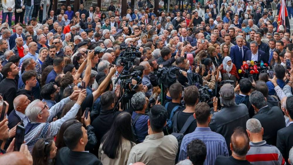 &Ouml;zg&uuml;r &Ouml;zel&rsquo;den Tera Fon ve erken se&ccedil;im &ccedil;ıkışı: &lsquo;Milleti kandıramazlar, biz o sandığa varacağız&rsquo; 