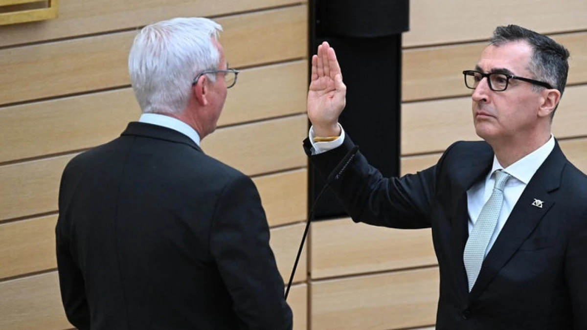 Almanya&rsquo;da Tarihi An: Cem &Ouml;zdemir Eyalet Başbakanı Oldu