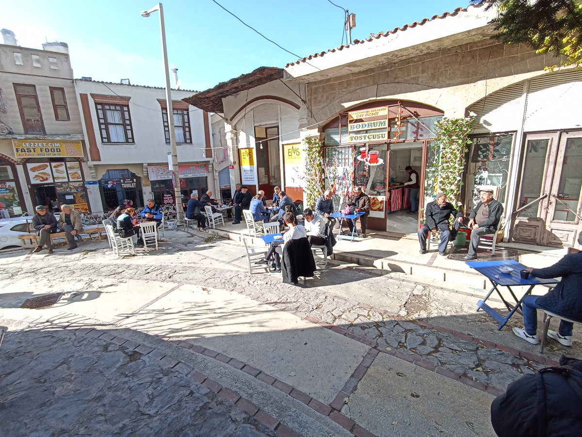 Bodrum Tostçusu birinci yıl dönümünü ücretsiz çay dağıtarak kutladı