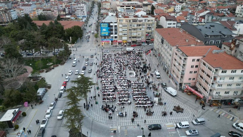           BURDUR BELEDİYESİ HALKA 6 BİN 500 KİŞİLİK İFTAR YEMEĞİ VERDİ 