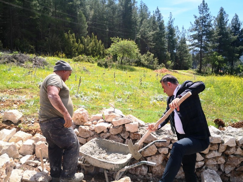 BURDUR İYİ PARTİ MİLLETVEKİLİ ADAYI SÖNMEZ TARIMDA ÇALIŞANLARI ZİYARET ETTİ 