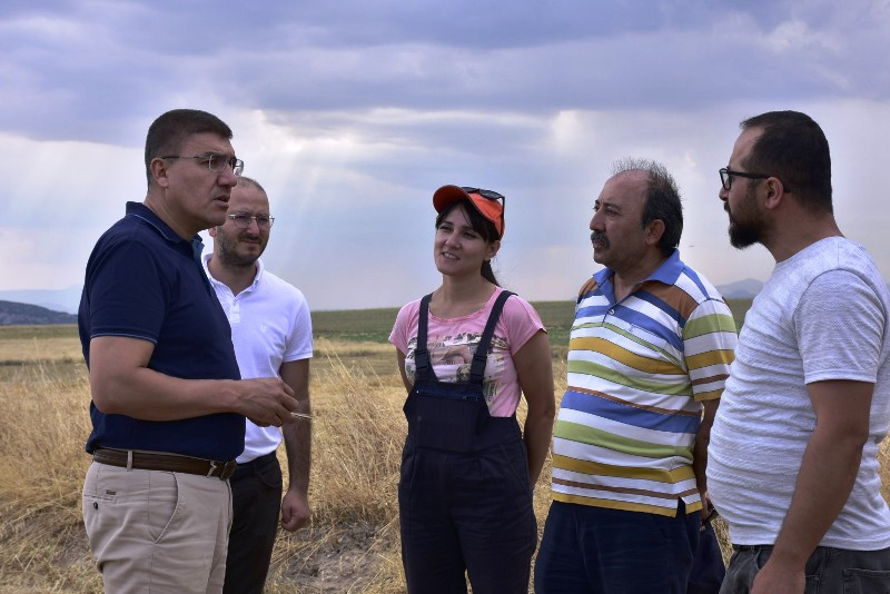 BURDUR MEHMET AKİF ERSOY ÜNİVERSİTESİ’NDE (MAKÜ) EKİLEN BİTKİLERİN HASADINA BAŞLANDI.