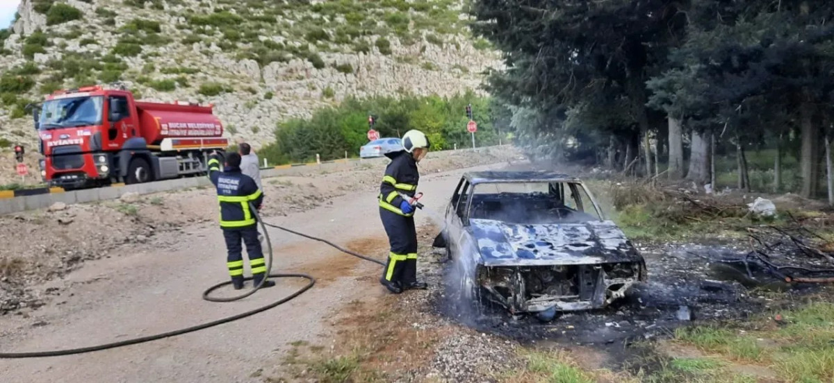 Burdur'da araba yanarak hurdaya döndü!