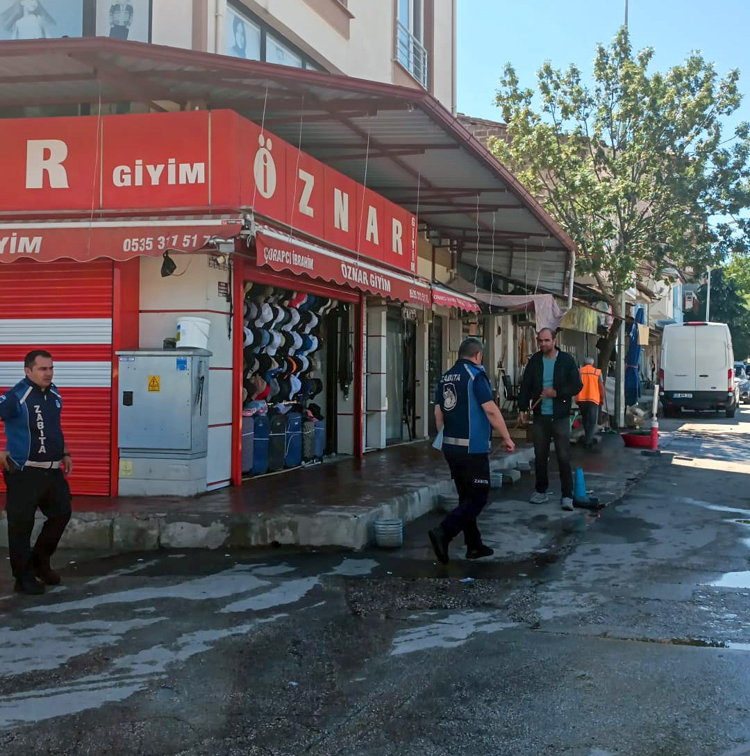Burdur'da zabıta kaldırımı işgaline müdahale etti
