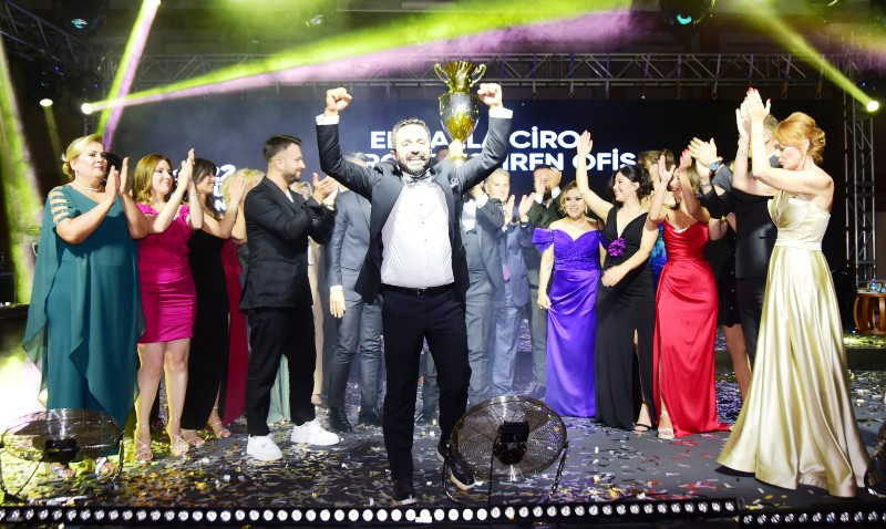 DİALOG TÜRKİYE BAŞARISINI DEMET AKALIN & GRUP KURUNTU İLE KUTLADI