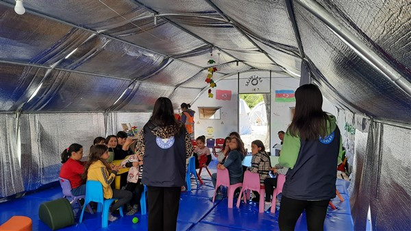 DÜNYA DOKTORLARI: DEPREMDE BÜYÜK YIKIMA UĞRAYAN İLLERDE İHTİYAÇLAR HÂLÂ ÇOK BÜYÜK