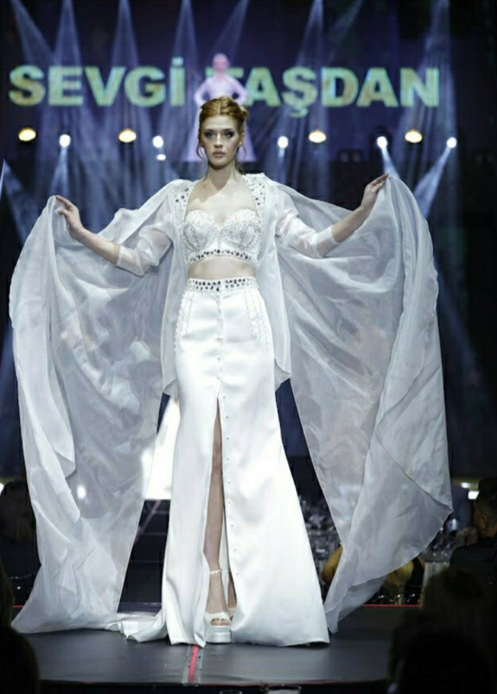                              GENÇ MODA TASARIMCISI SEVGİ TAŞDAN’DAN BÜYÜLEYİCİ DEFİLE