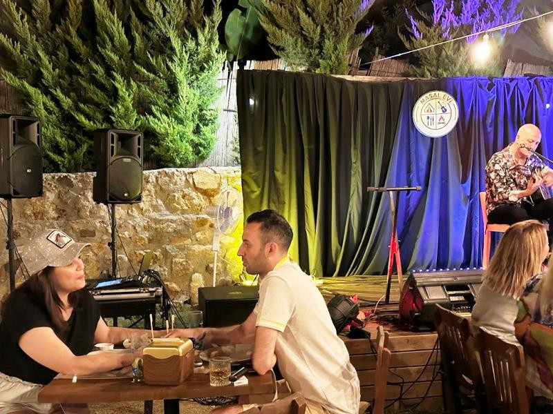 ‘’KIZILCIK ŞERBETİ’’ DİZİSİOYUNCUSU NİLAY SEVGİLİSİ İLE ELELE, GÖZGÖZE