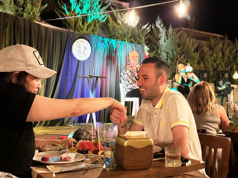 ‘’KIZILCIK ŞERBETİ’’ DİZİSİOYUNCUSU NİLAY SEVGİLİSİ İLE ELELE, GÖZGÖZE