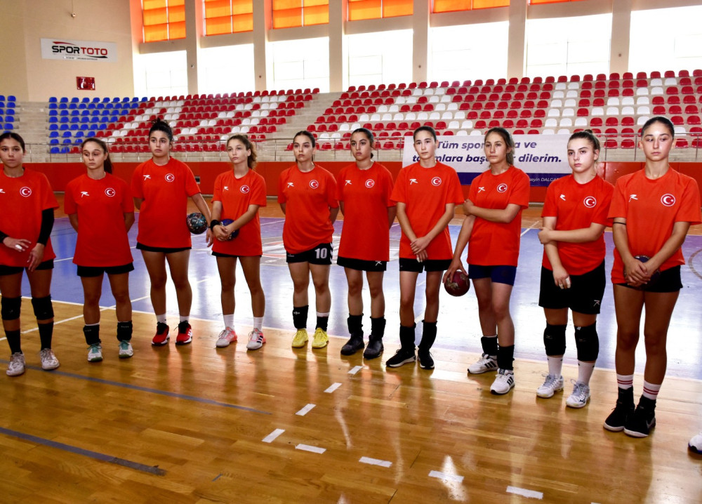                      MAKÜ, U15 KIZ MİLLİ HENTBOL TAKIMINA EV SAHİPLİĞİ YAPIYOR