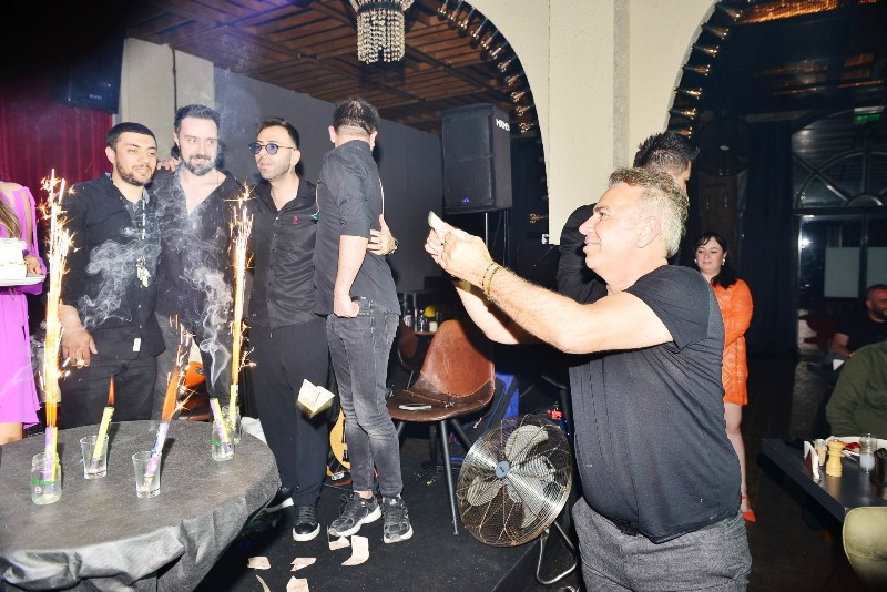                     SAHNEDE GÖZYAŞLARINI TUTAMADI