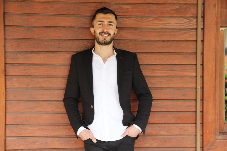                      ŞARKICIYI OYNUYORUM