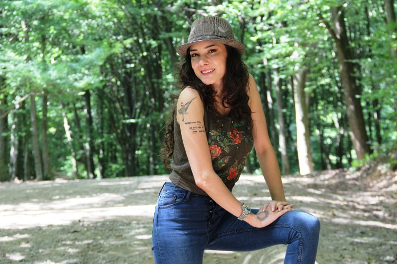             TUĞBA GÜLYEŞİL'E DÖVMELİ İLAHİCİ TEPKİSİ