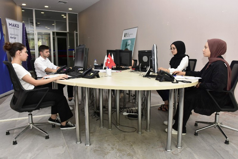         ÜNİVERSİTE ADAYLARINA KARİYER DANIŞMANLIĞI DESTEĞİ