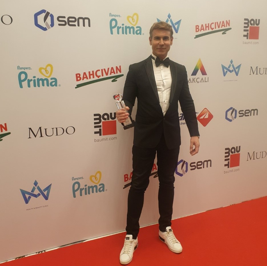 ÜNLÜ KOREOGRAF ASİL ÇAĞIL’A BİR ÖDÜL DE ERDODER’DEN…